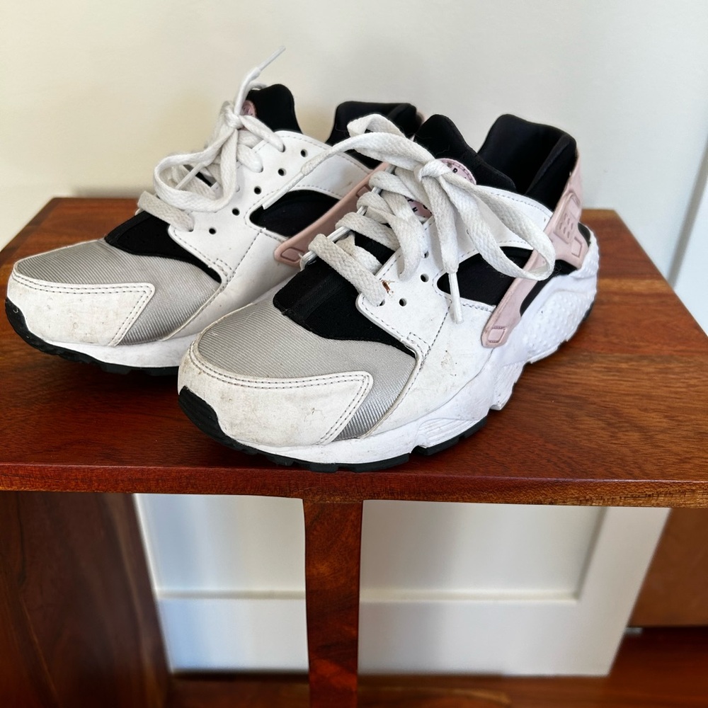 Nike Huatache Runners Girls Youth sz4 - White/Navy/Grey with pink